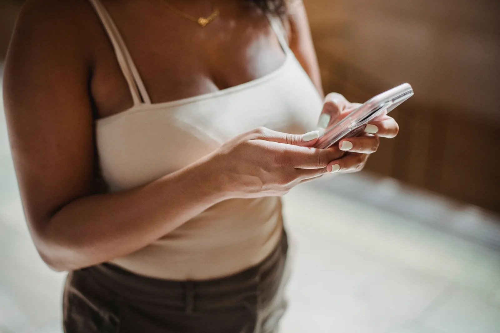 Hairstylist setting appointment on phone instead of chaotic WhatsApp chats